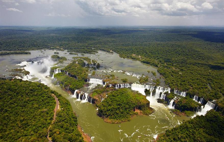 Комплекс водопадов на границе бразилии аргентины. Водопад Игуасу, граница Бразилия–Аргентина. Река Игуасу Бразилия. Граница Аргентины Бразилии и Парагвая водопады Игуасу. Водопад на границе Бразилии и Аргентины.